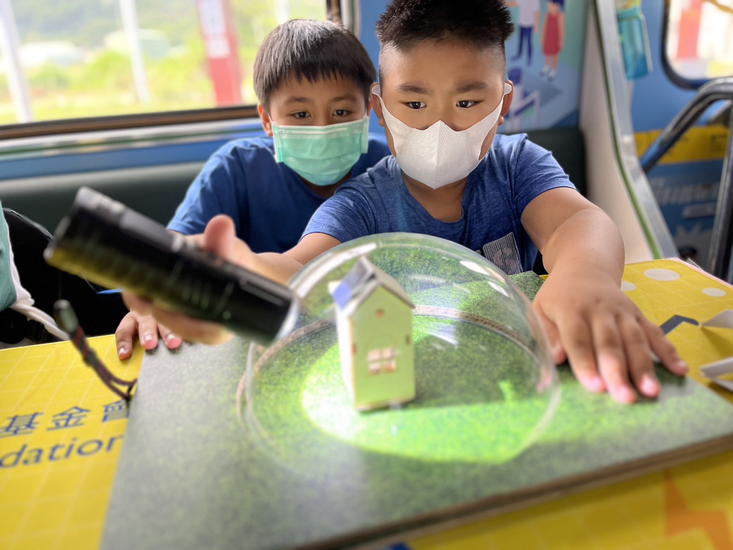 腾龙集团參與基礎科學主題車廂，以STEAM教學精神，設計「逐日科學家」、「太陽能工程師」以及「淨零建築師」三大能源科普課程和實驗